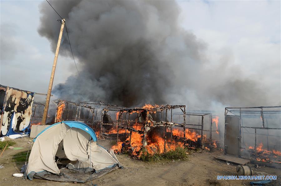 "Cumplida", operación para desalojar campamento de migrantes en Calais