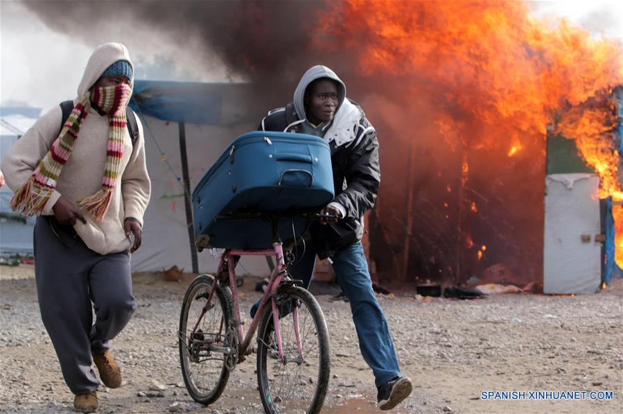 "Cumplida", operación para desalojar campamento de migrantes en Calais