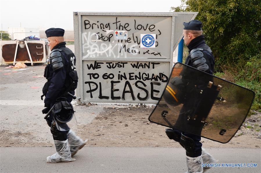 "Cumplida", operación para desalojar campamento de migrantes en Calais