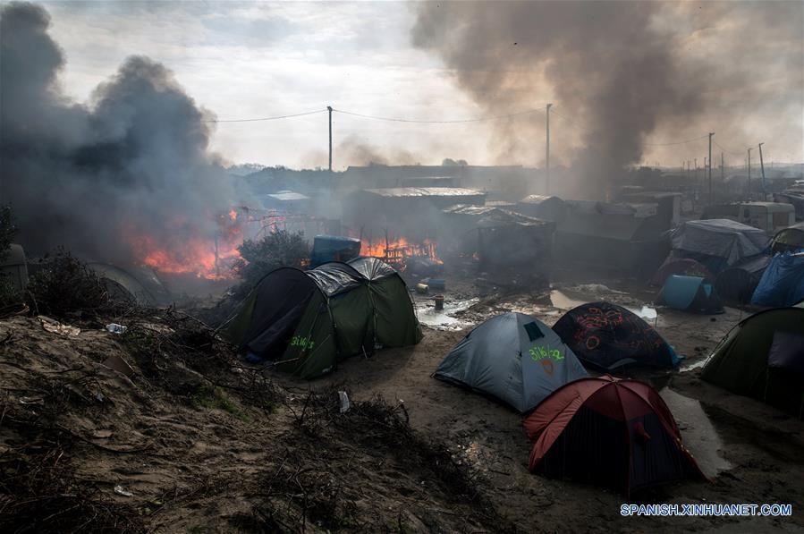 "Cumplida", operación para desalojar campamento de migrantes en Calais