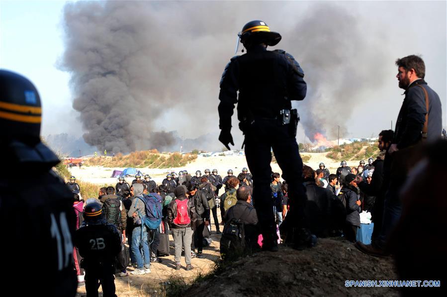 "Cumplida", operación para desalojar campamento de migrantes en Calais