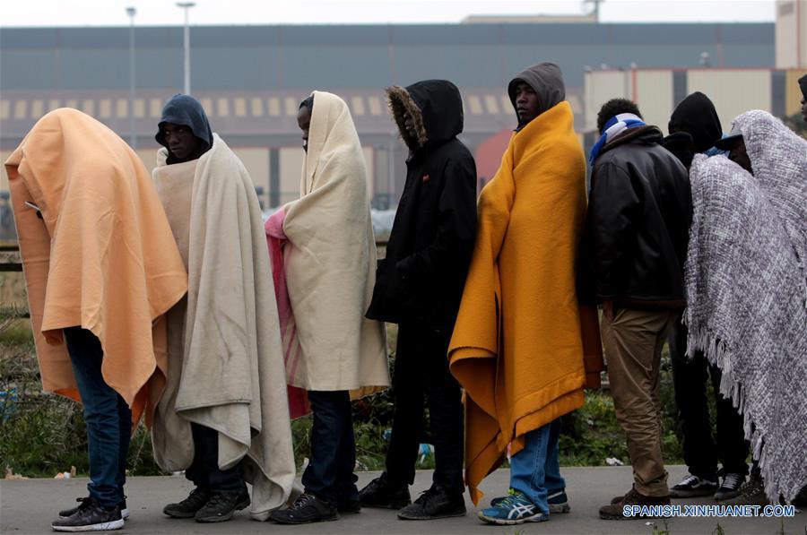 "Cumplida", operación para desalojar campamento de migrantes en Calais