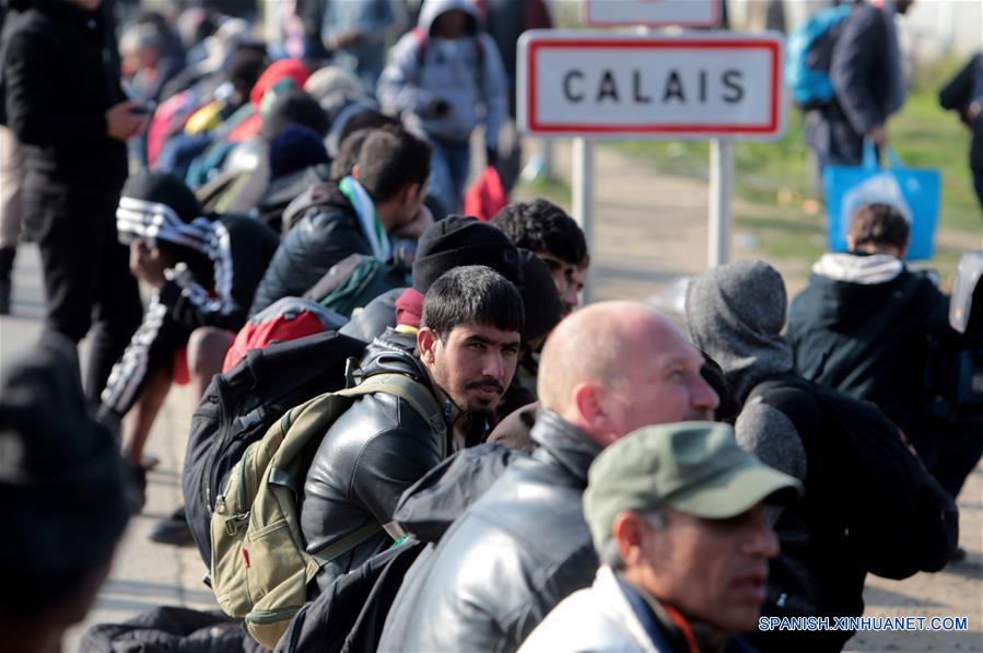 "Cumplida", operación para desalojar campamento de migrantes en Calais