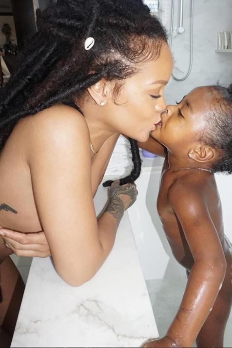 Rihanna publica una foto desnuda 
junto a su sobrina