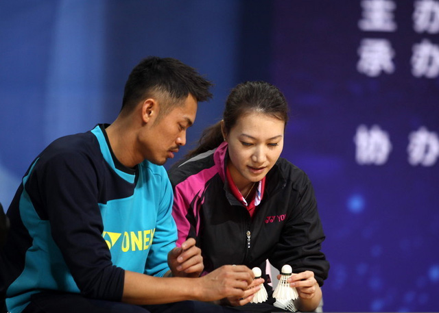 El campeón olímpico de badminton Lin Dan se disculpa por enga?ar a su esposa