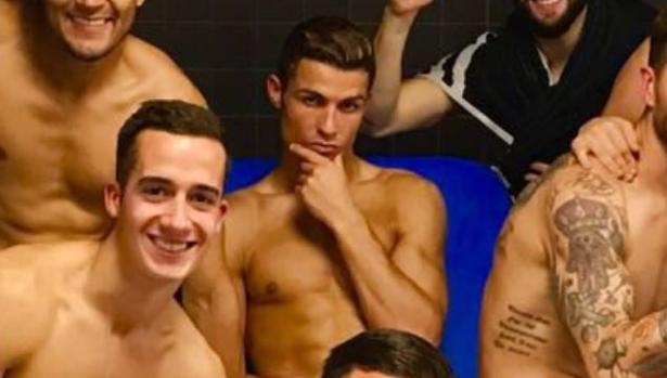 El llamativo posado de Cristiano en una celebración se convierte en fenómeno viral