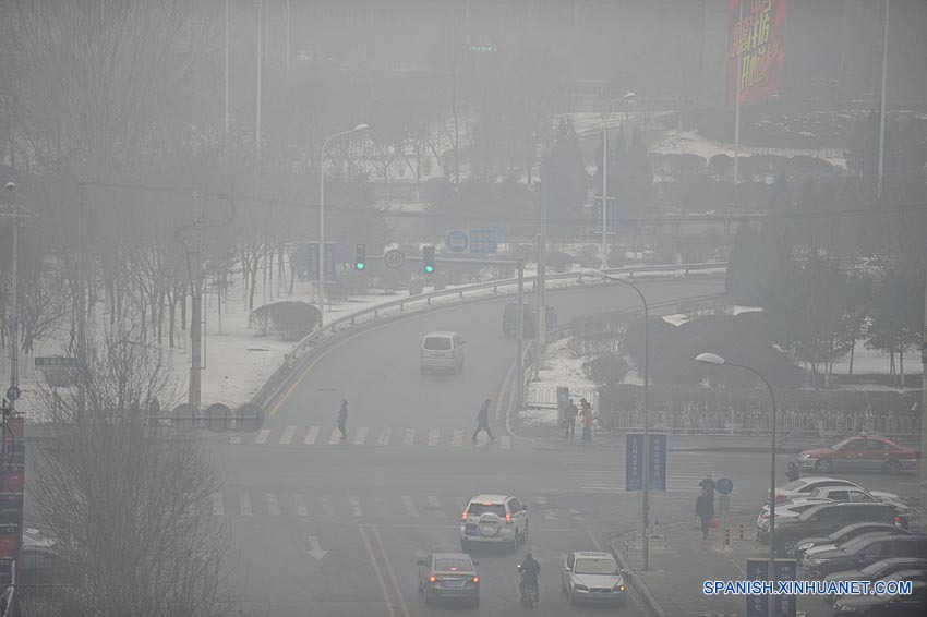 Intenso esmog interrumpe tráfico en norte de China