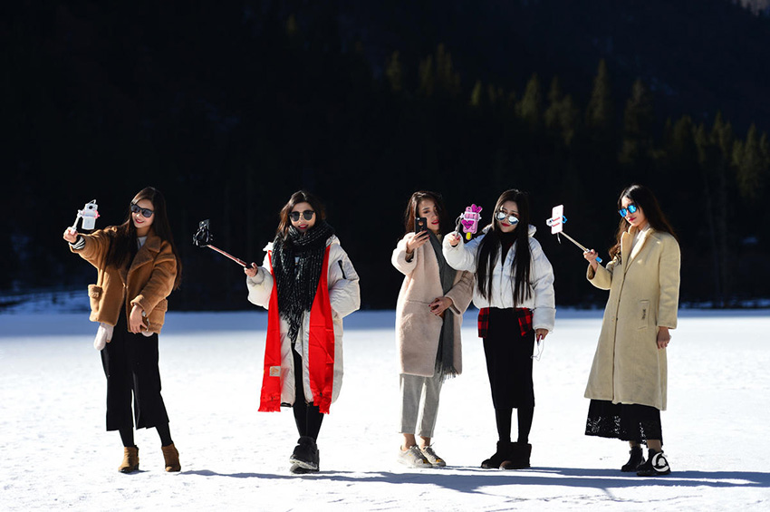 Bellas damas en bikini construyen mu?ecos de nieve a 5000 metros de altura