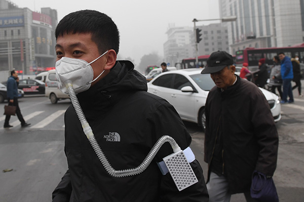 Suspenden al director de una escuela primaria por realizar exámenes al aire libre bajo una severa contaminación del aire