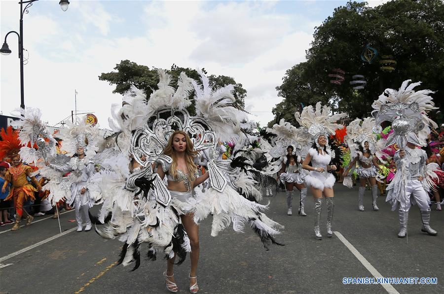 Bailarines participan durante el Carnaval Navide?o de San José, llevado a cabo en la ciudad de San José, capital de Costa Rica, el 27 de diciembre de 2016. El carnaval, que es una tradición de la época navide?a en la ciudad de San José, contará con comparsas, carros antiguos y difraces, de acuerdo con información de la prensa local. (Xinhua/Kent Gilbert)