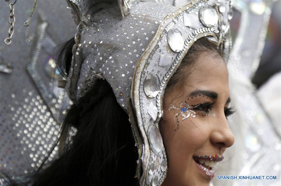 Una mujer participa durante el Carnaval Navide?o de San José, llevado a cabo en la ciudad de San José, capital de Costa Rica, el 27 de diciembre de 2016. El carnaval, que es una tradición de la época navide?a en la ciudad de San José, contará con comparsas, carros antiguos y difraces, de acuerdo con información de la prensa local. (Xinhua/Kent Gilbert)