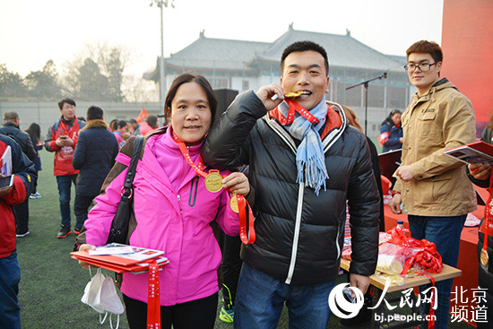 Pueblo en Línea convoca una excursión de 100 mil internautas en 40 ciudades para celebrar el A?o Nuevo y su XX aniversario------la Universidad de Beijing, Beijing