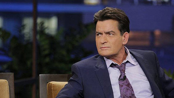 El actor Charlie Sheen se disculpa con Rihanna por insultarla en las redes sociales