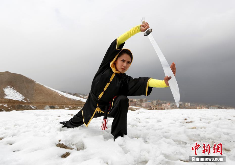 Varias chicas afganas crean un grupo de artes marciales