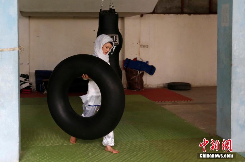 Varias chicas afganas crean un grupo de artes marciales