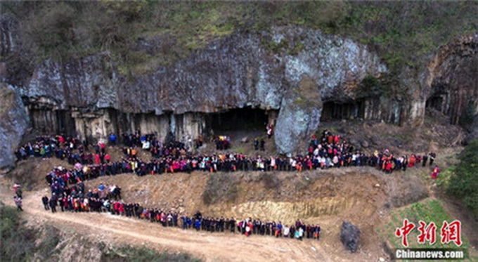 Se viraliza foto de familia de 500 miembros en China