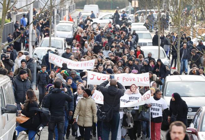 Un policía francés viola a un joven con su porra durante una identificación