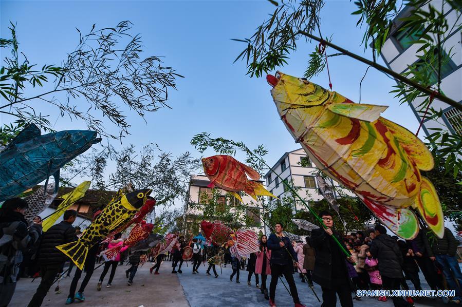 Celebran fiesta de linternas en Zhejiang