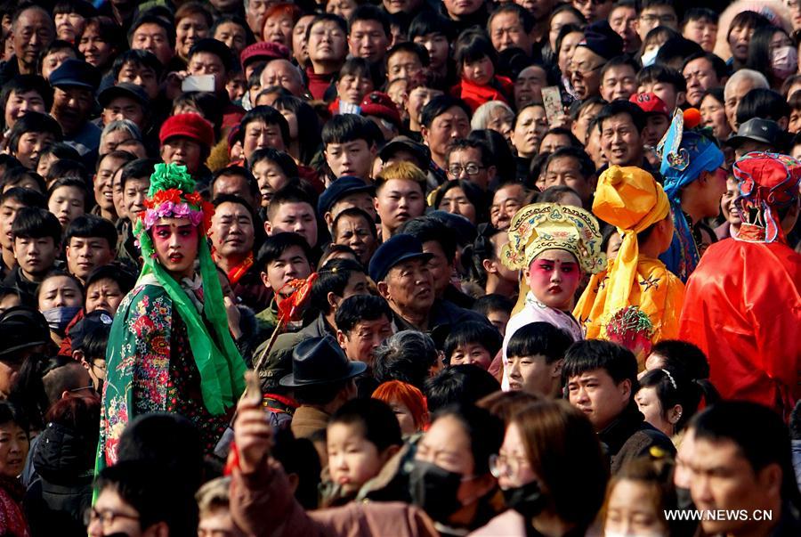 Varios artistas realizan demostración de Shehuo en una feria de templo en Henan