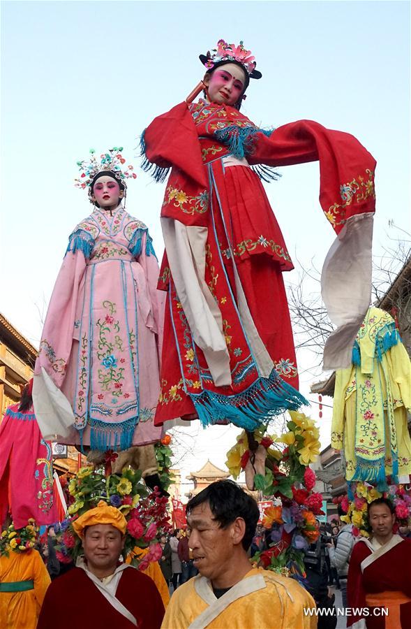 Varios artistas realizan demostración de Shehuo en una feria de templo en Henan