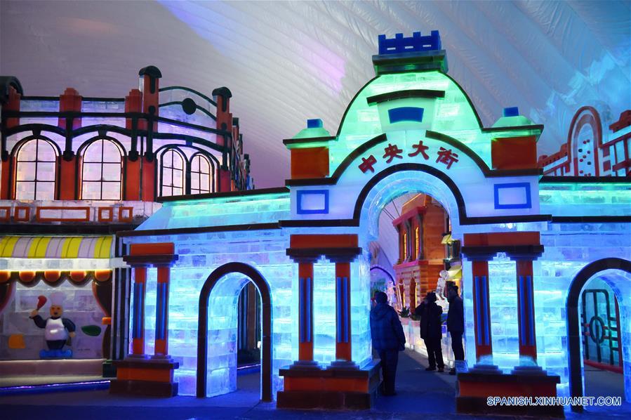 HARBIN, marzo 5, 2017 (Xinhua) -- Personas visitan el Parque Temático Mundo de Nieve en Harbin, capital de la provincia de Heilongjiang, en el noreste de China, el 5 de marzo de 2017. El paruqe, que abrió el domingo, fue construido dentro de una membrana inflable, ocupando 6,000 metros cuadrados y puede mantener su temperatura interior de menos 7 grados centígrados todo el a?o. (Xinhua/Wang Jianwei)