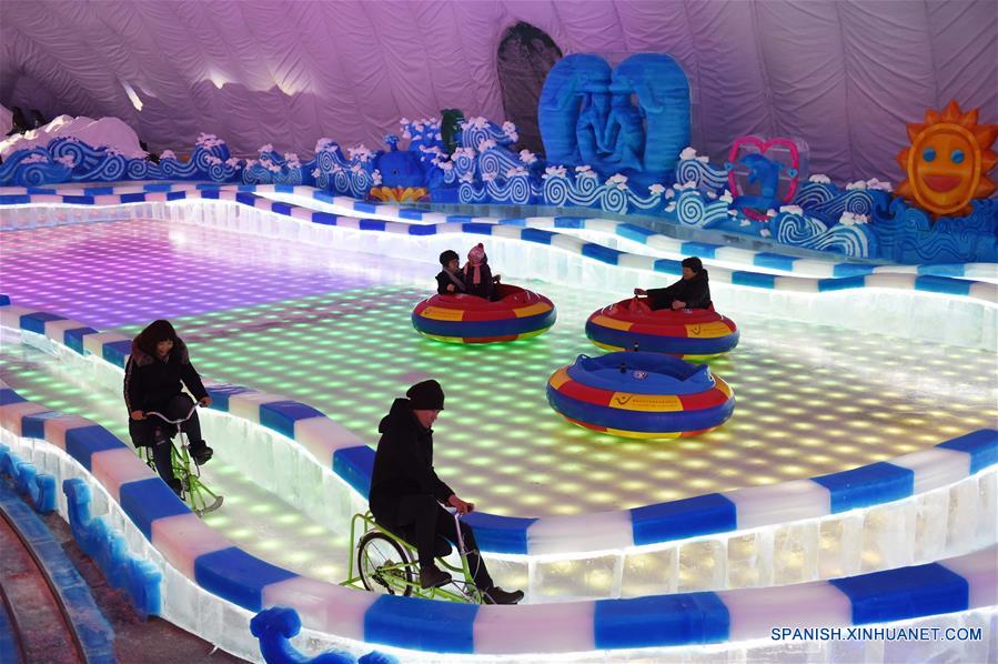 HARBIN, marzo 5, 2017 (Xinhua) -- Personas juegan en el Parque Temático Mundo de Nieve en Harbin, capital de la provincia de Heilongjiang, en el noreste de China, el 5 de marzo de 2017. El paruqe, que abrió el domingo, fue construido dentro de una membrana inflable, ocupando 6,000 metros cuadrados y puede mantener su temperatura interior de menos 7 grados centígrados todo el a?o. (Xinhua/Wang Jianwei)