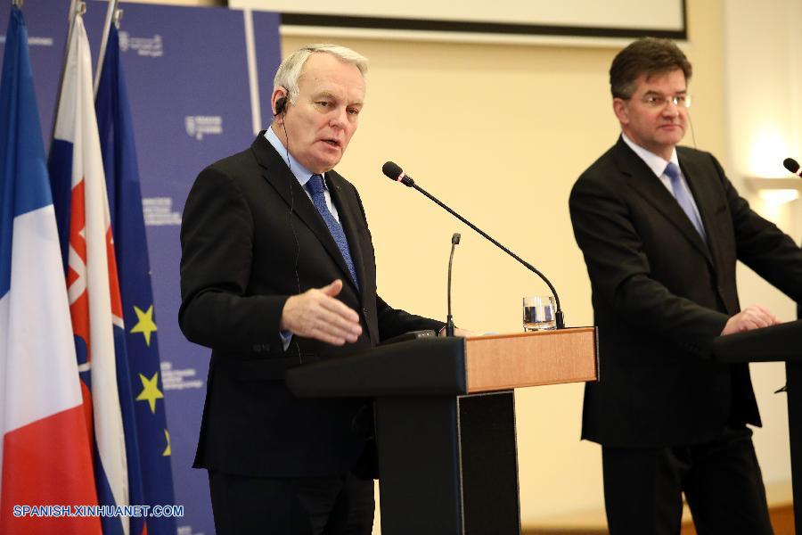 BRATISLAVA, marzo 10, 2017 (Xinhua) -- El ministro de Relaciones Exteriores de Francia, Jean-Marc Ayrault (i), participa durante una conferencia de prensa con el ministro de Relaciones Exteriores y de Asuntos Europeos de Eslovaquia, Miroslav Lajcak (d), en Bratislava, capital de Eslovaquia, el 10 de marzo de 2017. Una Europa de velocidades múltiples podría no significar una división jerárquica de la Unión Europea (UE) y no da?aría la unidad del bloque, dijo este viernes en conferencia de prensa en Bratislava, el ministro de Relaciones Exteriores francés, Jean-Marc Ayrault. (Xinhua/Andrej Klizan)