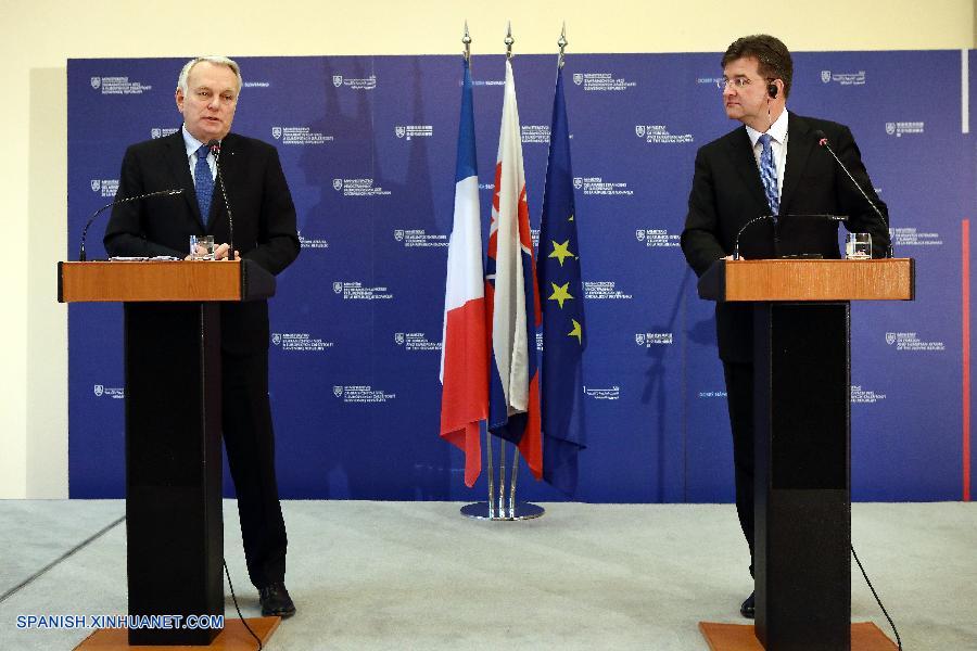 BRATISLAVA, marzo 10, 2017 (Xinhua) -- El ministro de Relaciones Exteriores de Francia, Jean-Marc Ayrault (i), participa durante una conferencia de prensa con el ministro de Relaciones Exteriores y de Asuntos Europeos de Eslovaquia, Miroslav Lajcak (d), en Bratislava, capital de Eslovaquia, el 10 de marzo de 2017. Una Europa de velocidades múltiples podría no significar una división jerárquica de la Unión Europea (UE) y no da?aría la unidad del bloque, dijo este viernes en conferencia de prensa en Bratislava, el ministro de Relaciones Exteriores francés, Jean-Marc Ayrault. (Xinhua/Andrej Klizan)