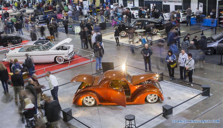 Personas recorren la tercera edición de la Exhibición de Automóviles Personalizados y Automovilismo Motorama Toronto, en la ciudad de Toronto, Canadá, el 11 de marzo de 2017. De acuerdo con información de la prensa local, la exhibición Motorama Toronto se celebra del 10 al 12 de marzo este a?o, y se muestran al público cientos de automóviles modificados y vehículos de carreras. (Xinhua/Zou Zheng)