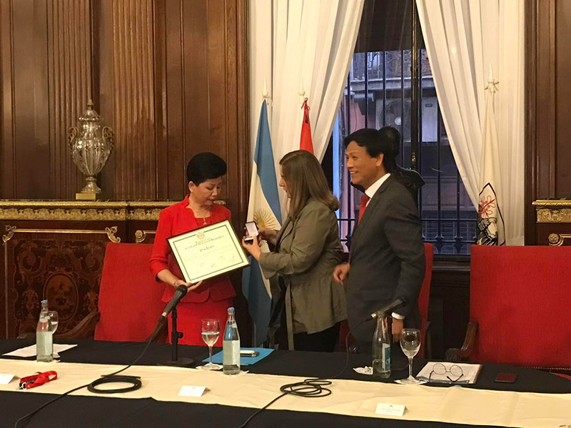 Tang Qinghui, portavoz china de Maradona, recibe la distinción de "Ciudadana de Honor" de Buenos Aires