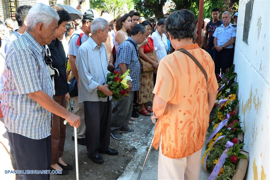 Miembros de la comunidad china en Cuba participan durante las celebraciones del Festival de Qingming en el Cementerio Chino de La Habana, Cuba, el 2 de abril de 2017. El Festival de Qingming, también conocido como Día de Limpieza de Tumbas, celebrado en China, es el equivalente al Día de los Muertos en otros países. (Xinhua/Joaquín Hernández)