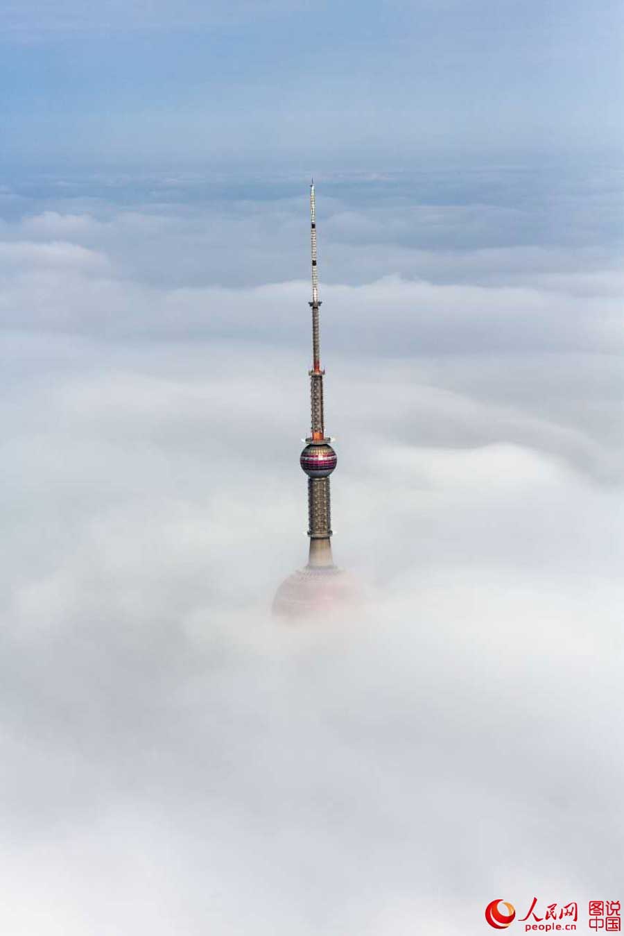 Vistas aéreas de Shanghai flotando en mitad de un cielo futurista