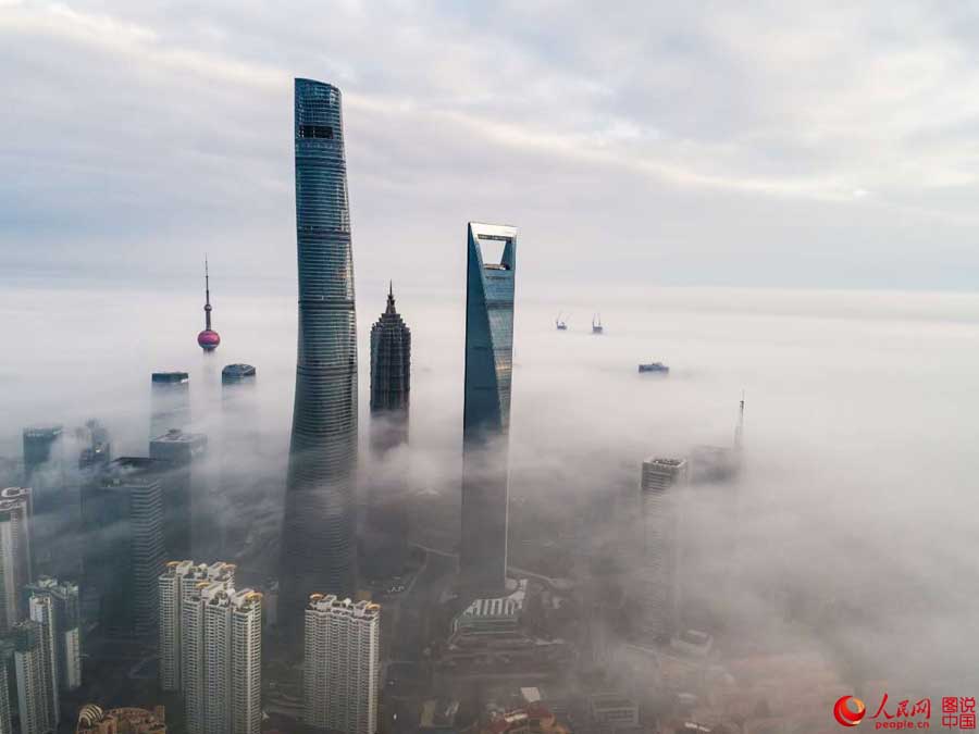 Vistas aéreas de Shanghai flotando en mitad de un cielo futurista