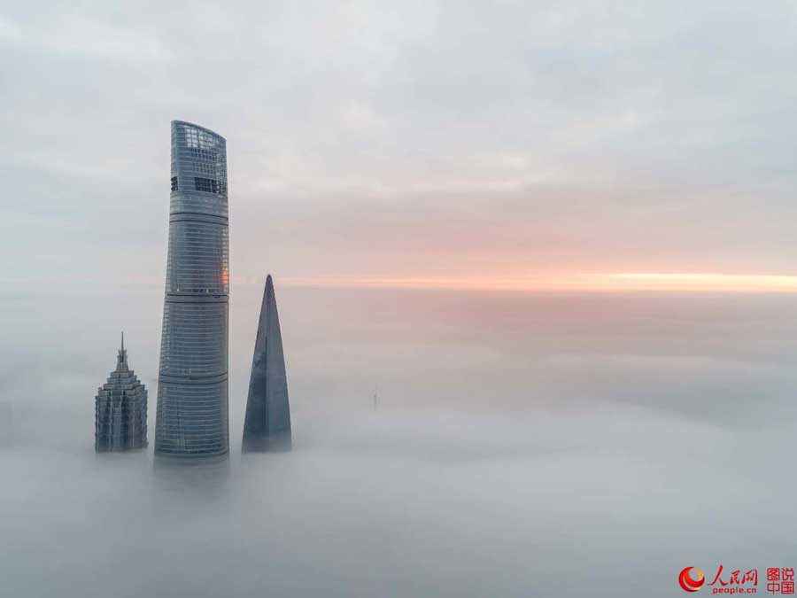 Vistas aéreas de Shanghai flotando en mitad de un cielo futurista