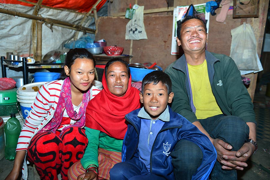 Estudiante chino fotografía a las familias de Nepal afectadas por el terremoto