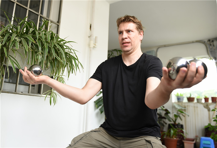 Arend F. Van Peer practica kung fu chino en Fuzhou, capital de la provincia de Fujian, el 18 de abril de 2017. [Foto / Xinhua]