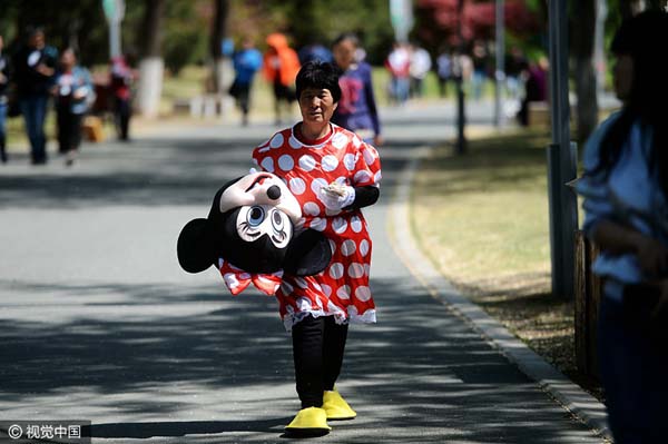 Anciana de 72 a?os se disfraza de Minnie Mouse para pagar facturas médicas