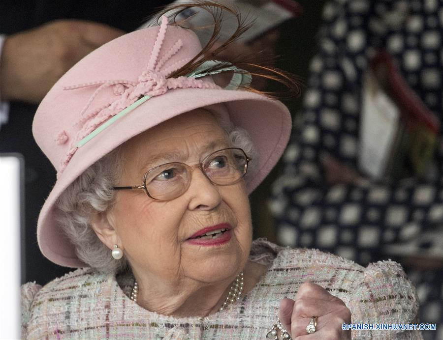 NEWBURY, abril 21, 2017 (Xinhua) -- La reina Isabel II de Reino Unido, asiste a un evento para observar la carrera de caballos en el Hipódromo de Newbury, en la ciudad de Newbury, Reino Unido, el 21 de abril de 2017. La reina Isabel II de Reino Unido celebró su cumplea?os 91 el viernes. (Xinhua/Str)