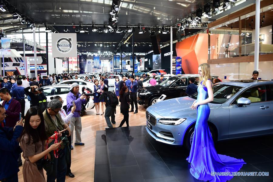 Visitantes observan un automóvil sedán Volvo en un Salón del Automóvil, en Xi'an, capital de la provincia de Shaanxi, en el noroeste de China, el 28 de abril de 2017. (Xinhua/Shao Rui)