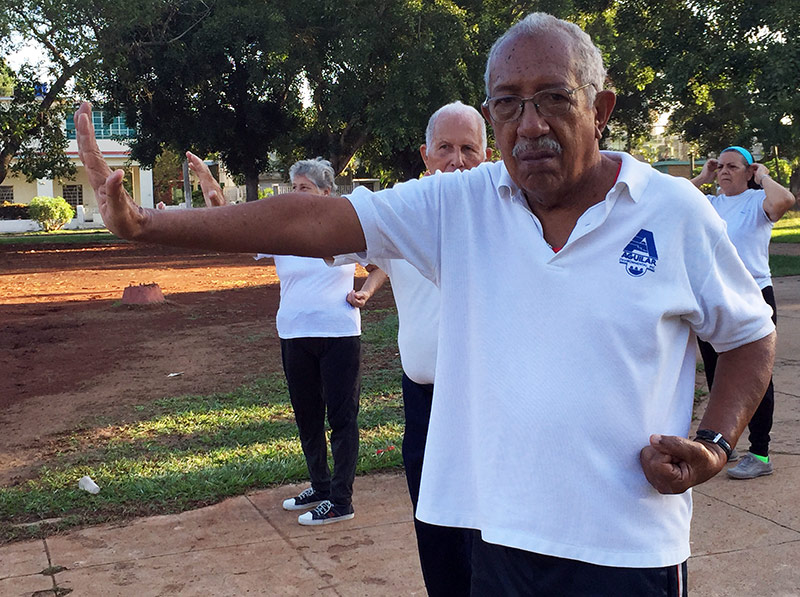 El Taijiquan armoniza en un parque de La Habana