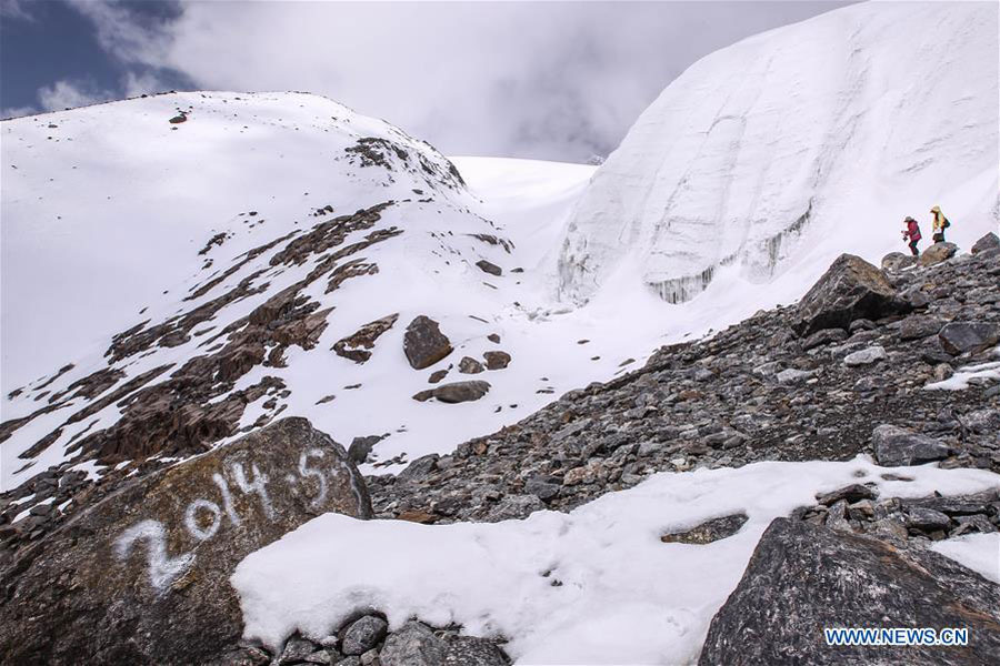 Científicos chinos supervisan la salud del glaciar en Tianshan