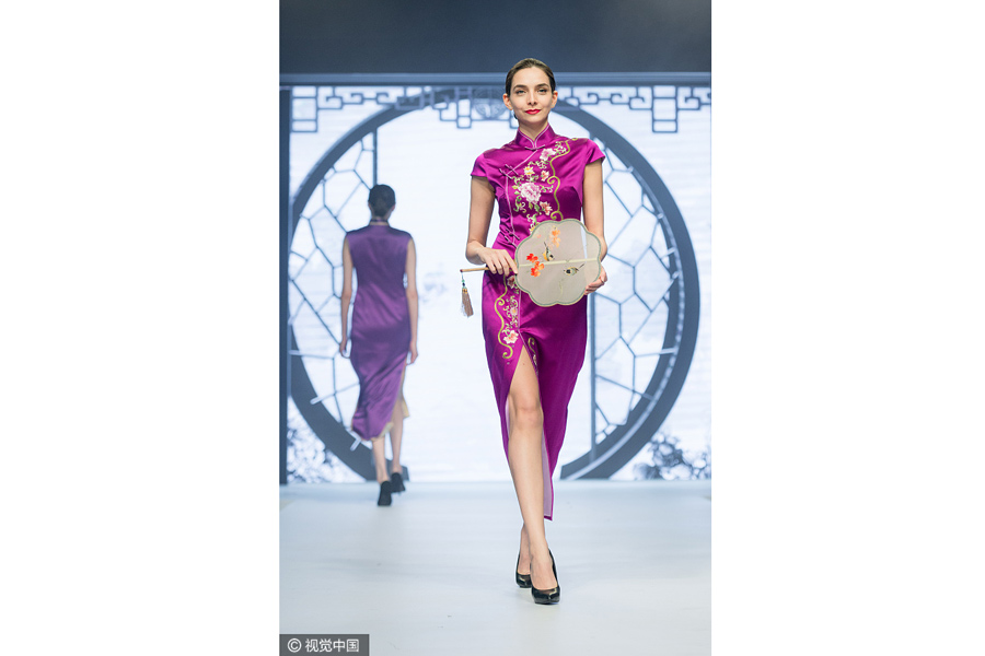 Se celebra el Guangzhou el Desfile de Moda de Bordados de Suzhou 2017