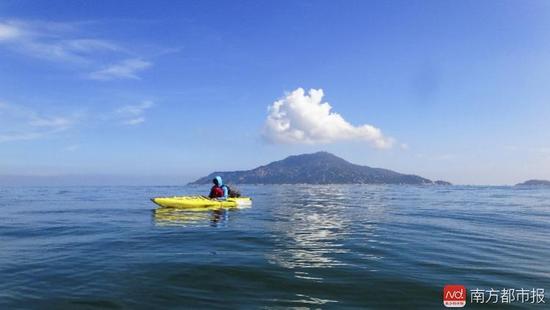 Un aventurero rodeará la costa china en canoa