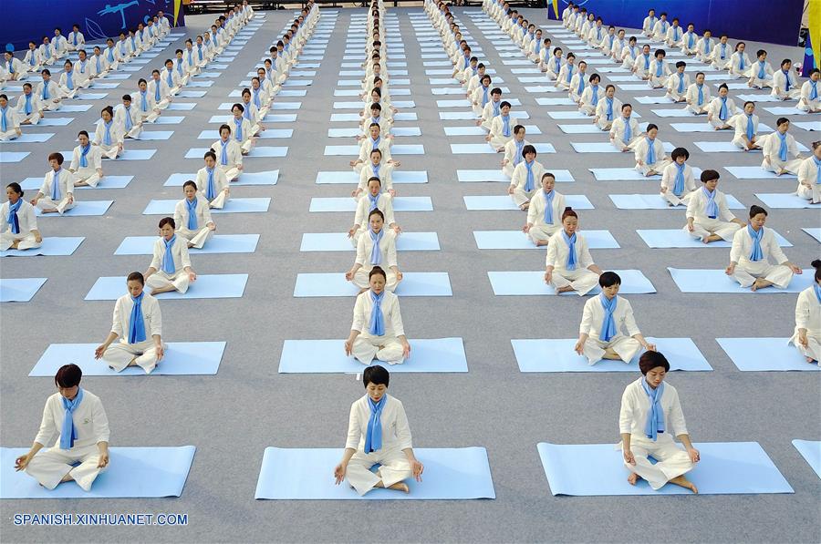 Aficionados participan al Concurso Nacional de Yoga 2017 en Guizhou China