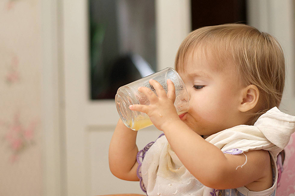 Los pediatras estadounidenses aconsejan que los ni?os no deberían beber jugo de fruta