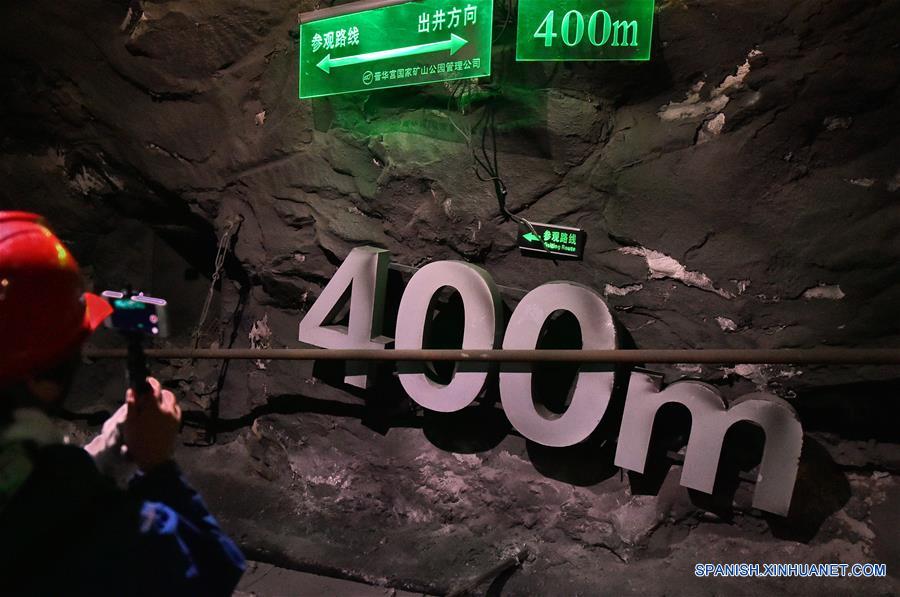 Un turista visita el túnel subterráneo de una mina de carbón abandonada para aprender sobre las experiencias dentro de una mina, en el Parque Minero Nacional de Jinhuagong, en la ciudad de Datong, en la provincia de Shanxi, en el norte de China, el 16 de mayo de 2017. (Xinhua/Cao Yang)