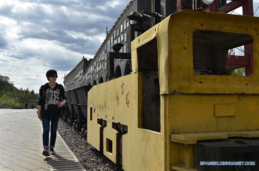 Un turista visita el Parque Minero Nacional de Jinhuagong, en la ciudad de Datong, en la provincia de Shanxi, en el norte de China, el 16 de mayo de 2017. (Xinhua/Cao Yang)