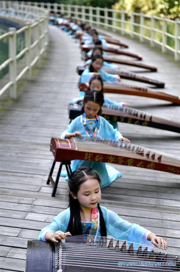 Las ni?as tocando el instrumento tradicional chino "Guzheng" en Hubei