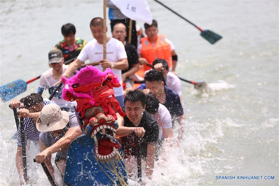 Personas participan en una carrera de bote de dragón durante una ceremoni del Festival Duanwu, en el Parque del Humedal Nacional Xixi, en Hangzhou, capital de la provincia de Zhejiang, en el este de China, el 30 de mayo de 2017. La ceremonia consite en diversas actividades relacionados en el Festival Duanwu o Festival del Bote del Dragón mientras se lleva a cabo la danza del dragón y competencias de bote de dragón. (Xinhua/Zhang Cheng)