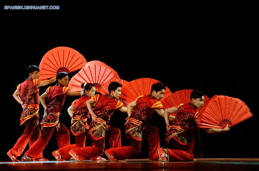 Imagen del 3 de junio de 2017, de artistas chinos participando durante una gala cultural como parte de los festejos para celebrar los 170 a?os de la presencia china en Cuba, en el Teatro Nacional en La Habana, Cuba.  (Xinhua/Joaquín Hernández)